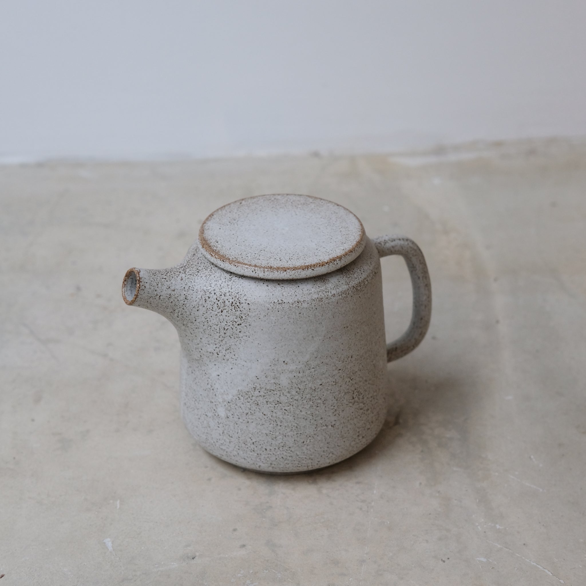 Theière en grès - blanc et brun moucheté de Laurence Labbé chez Brutal Ceramics