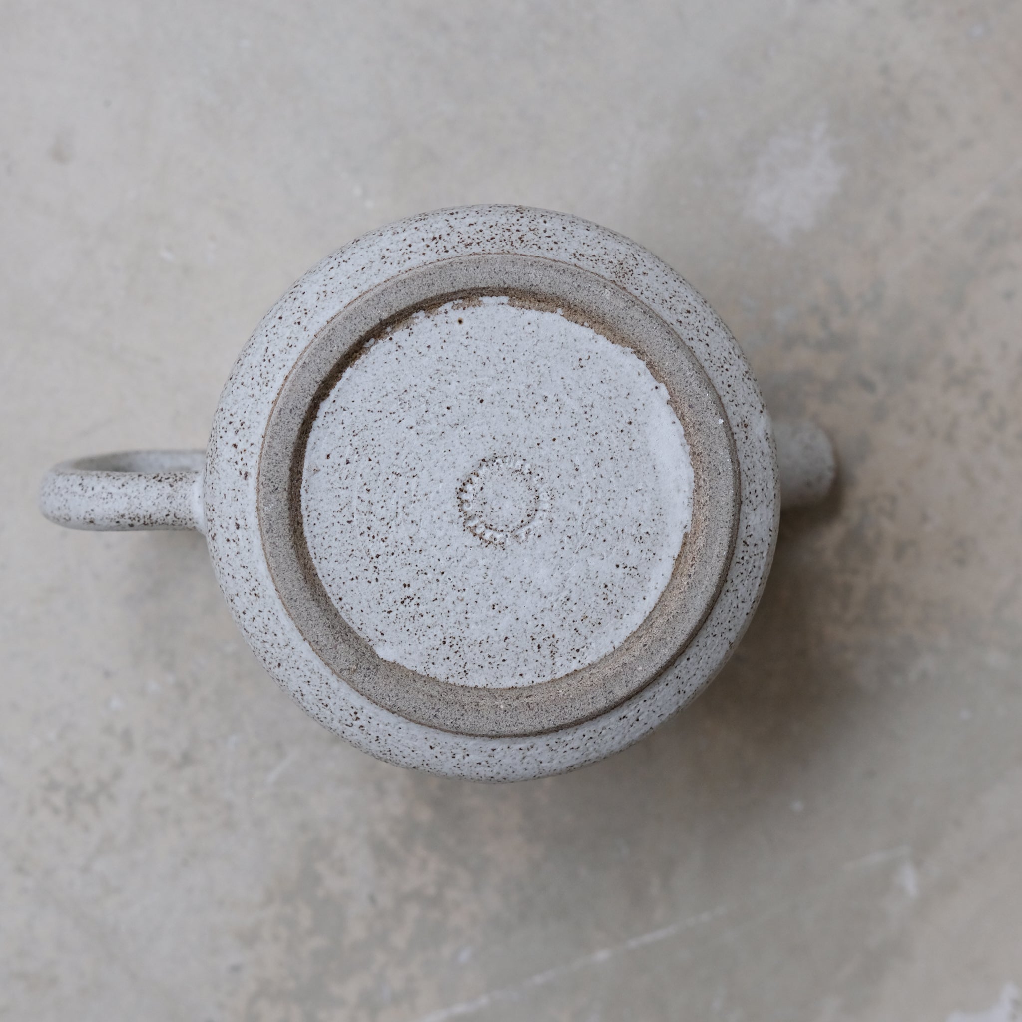Theière en grès - blanc et brun moucheté de Laurence Labbé chez Brutal Ceramics