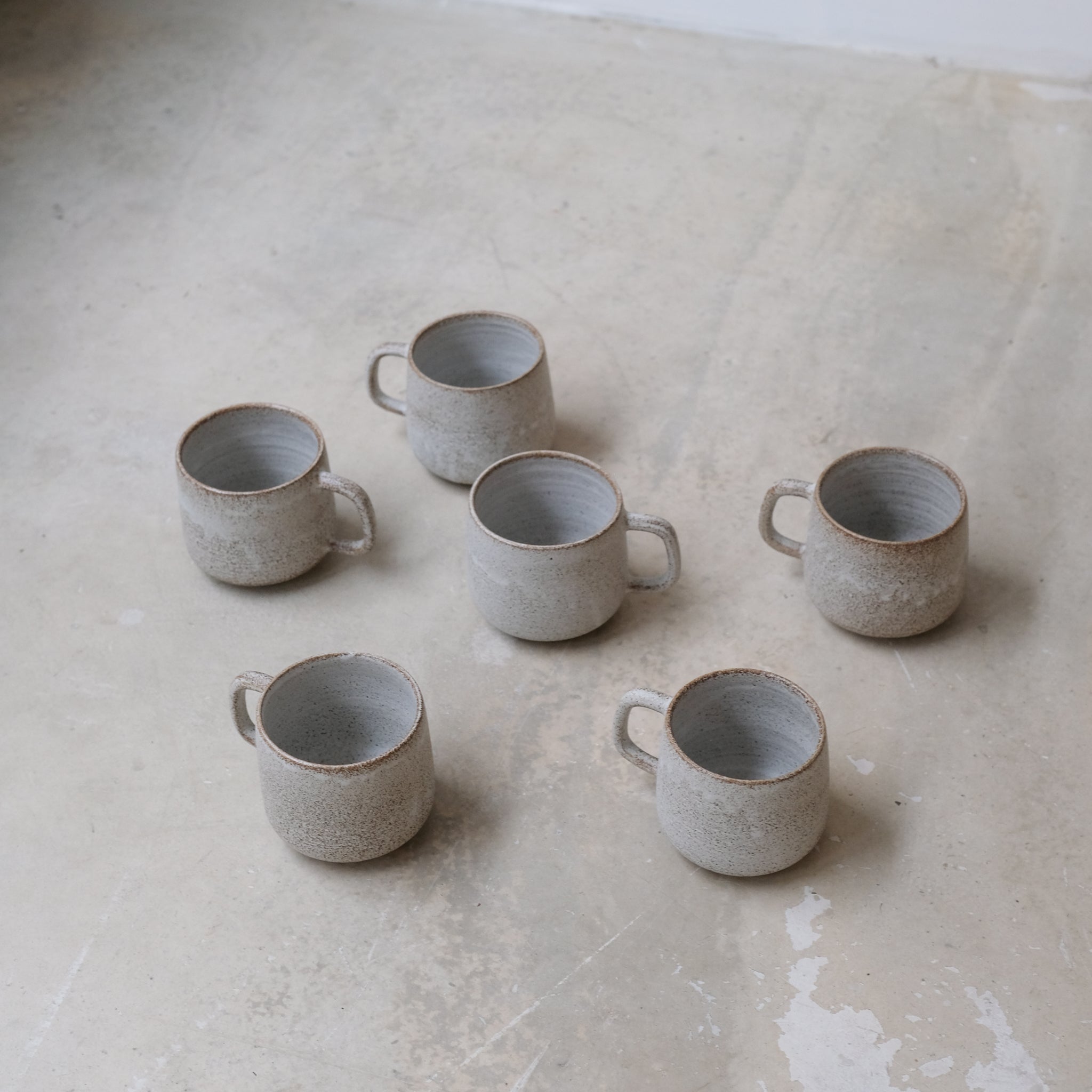 Mug en grès blanc et brun moucheté de Laurence Labbé chez Brutal Ceramics