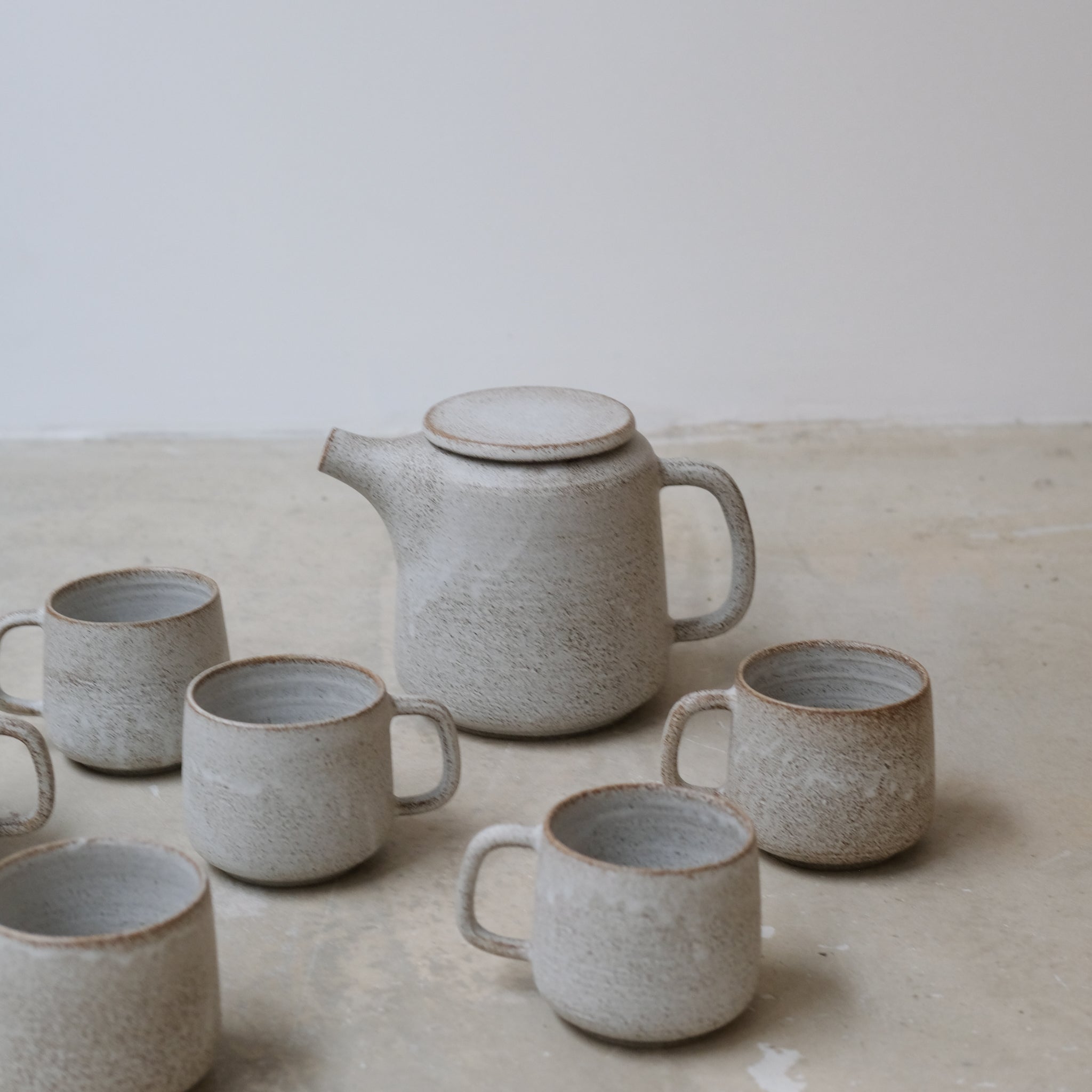 Theière en grès - blanc et brun moucheté de Laurence Labbé chez Brutal Ceramics