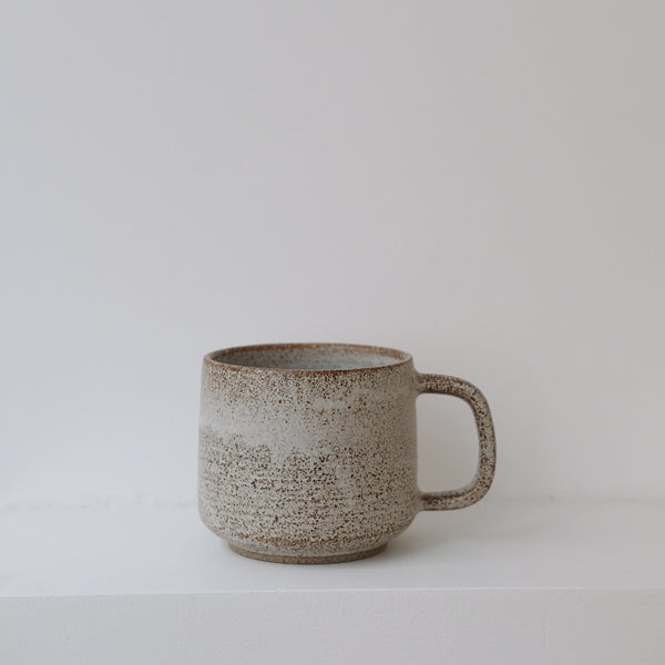 Mug en grès blanc et brun moucheté de Laurence Labbé chez Brutal Ceramics
