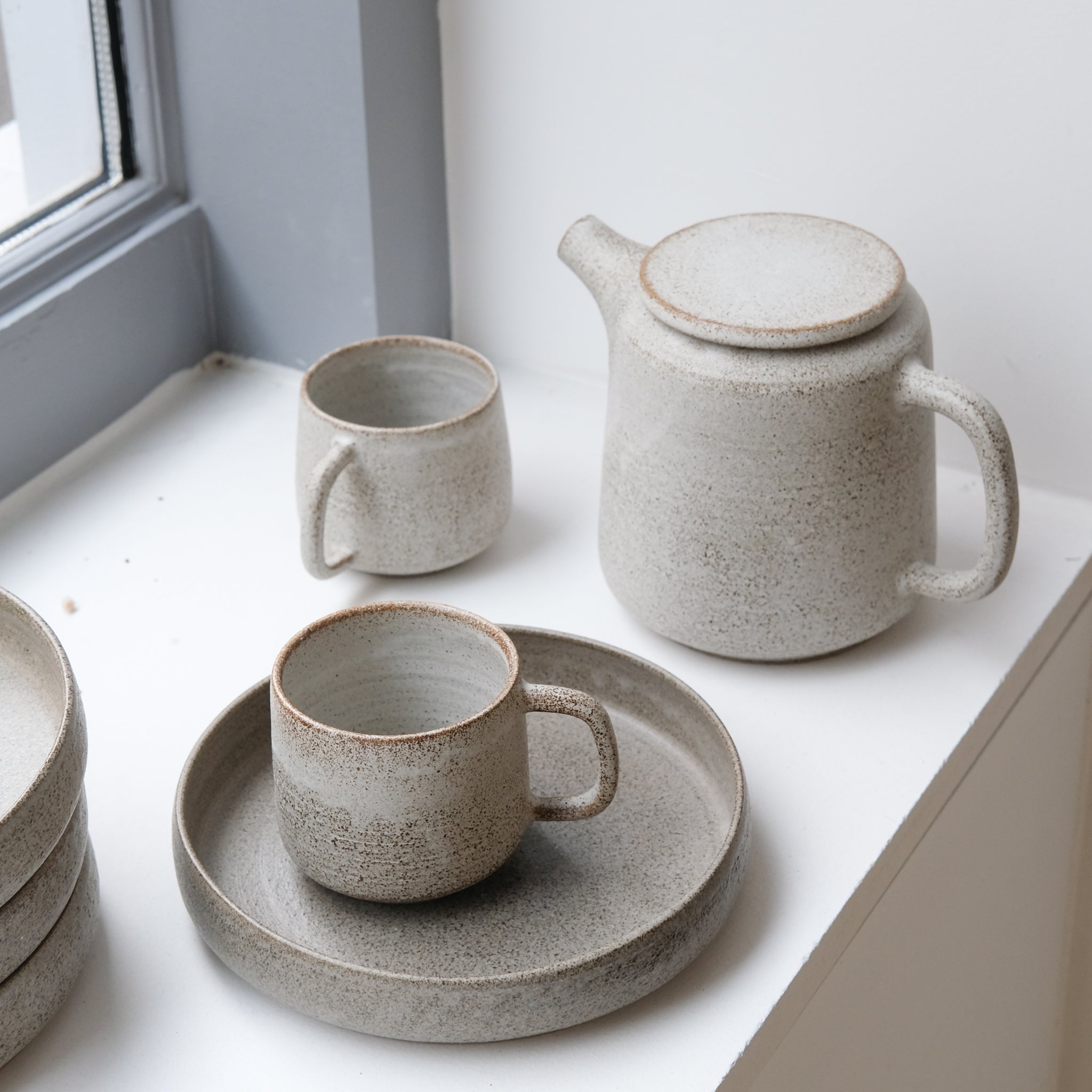 Theière en grès - blanc et brun moucheté de Laurence Labbé chez Brutal Ceramics