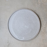 Assiette D24cm blanc moucheté deLaurence Labbé chez Brutal Ceramics