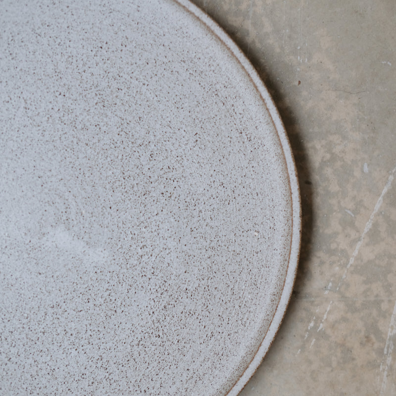 Assiette D24cm blanc moucheté de Laurence Labbé chez Brutal Ceramics