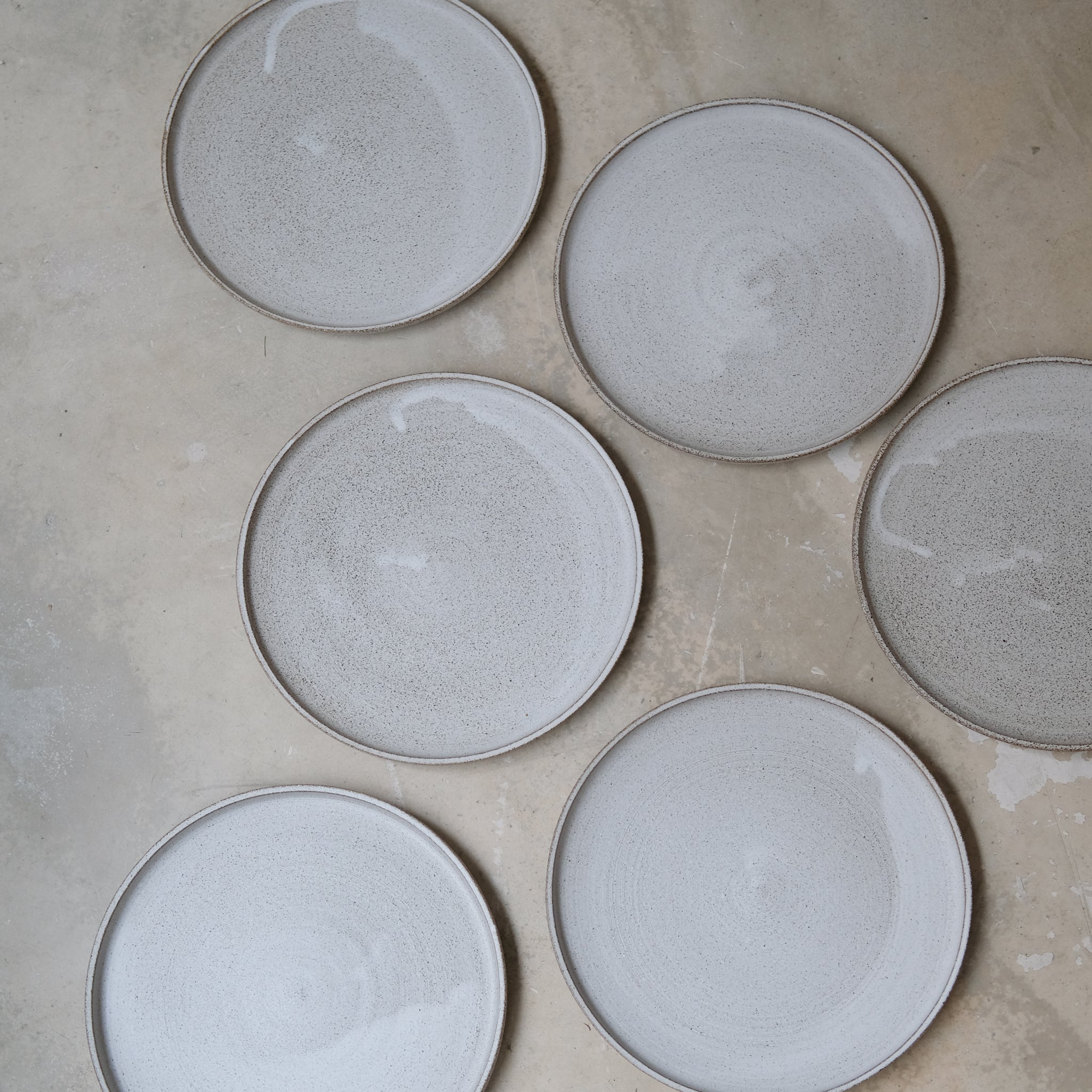 Assiette D24cm blanc moucheté de Laurence Labbé chez Brutal Ceramics