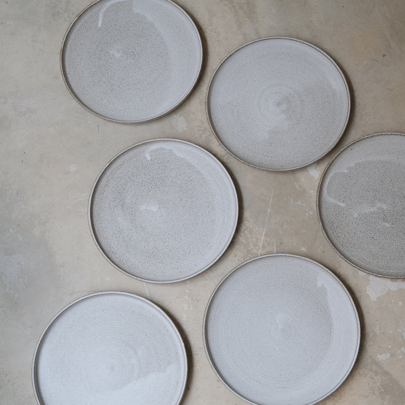 Assiette D24cm blanc moucheté de Laurence Labbé chez Brutal Ceramics