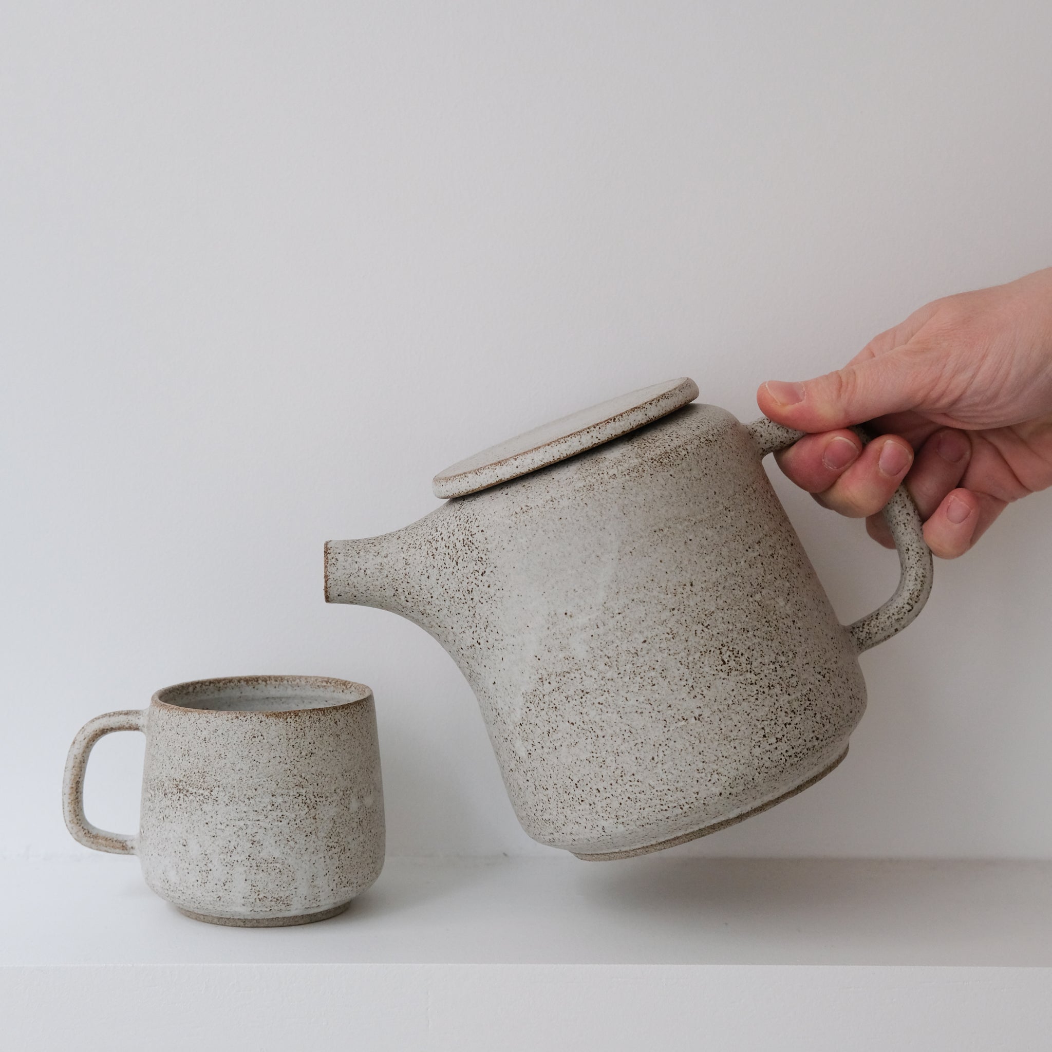 Theière en grès - blanc et brun moucheté de Laurence Labbé chez Brutal Ceramics