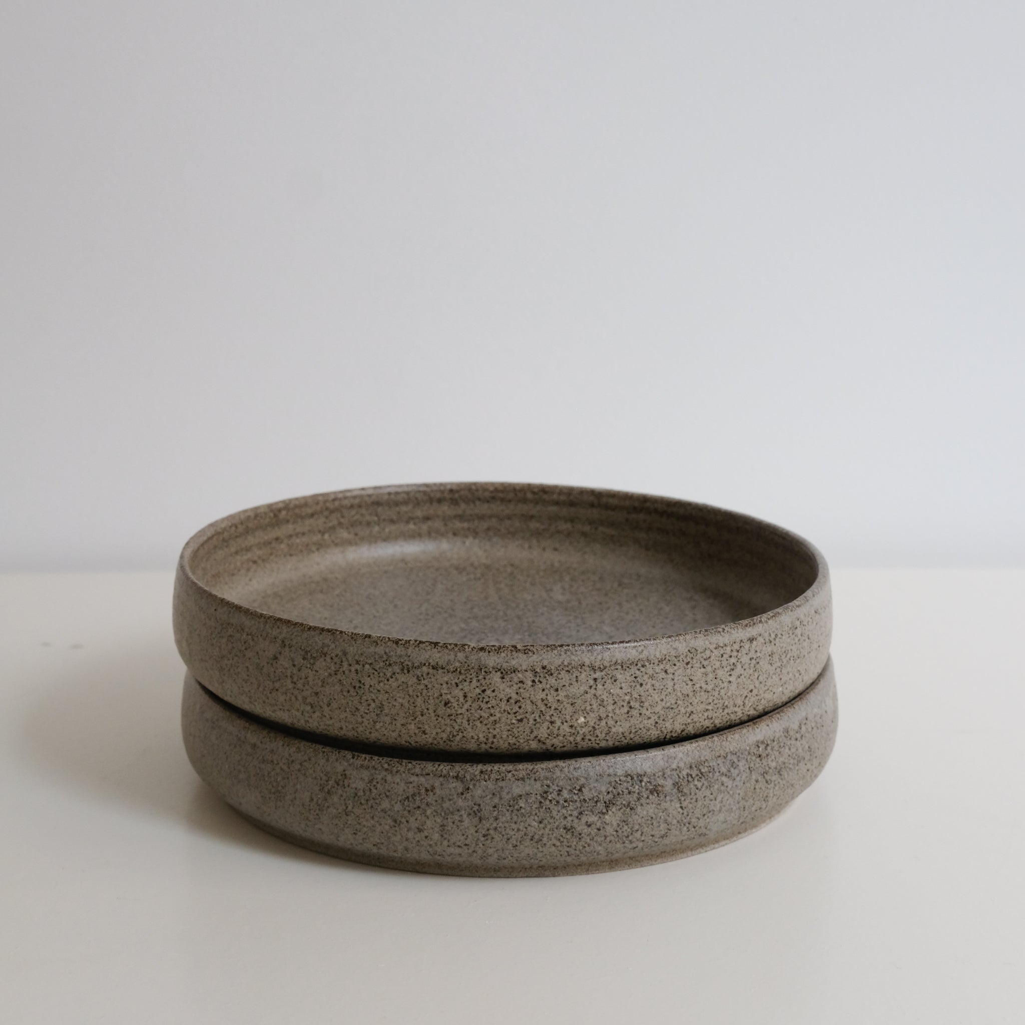 Assiette en grès D 18cm - brun moucheté de Laurence Labbé chez Brutal Ceramics