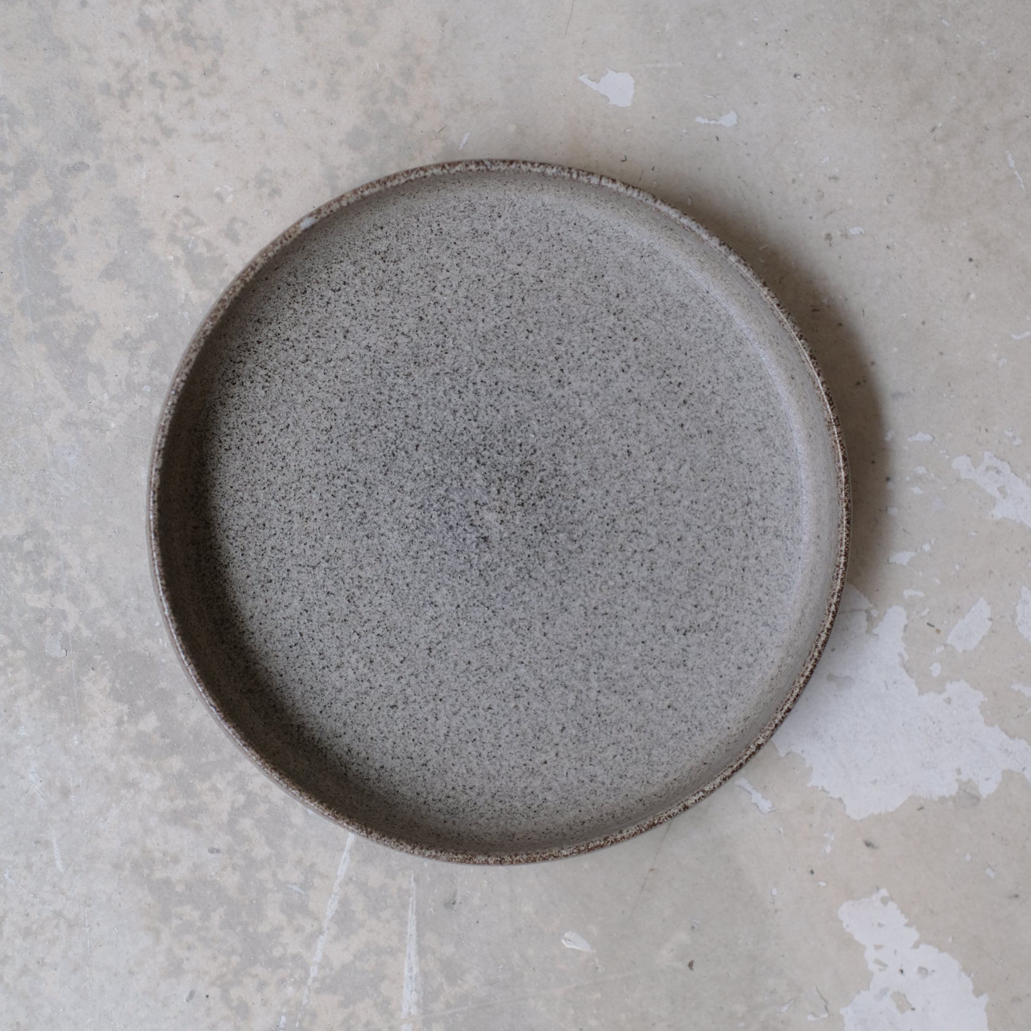 Assiette en grès D 18cm - brun moucheté de Laurence Labbé chez Brutal Ceramics