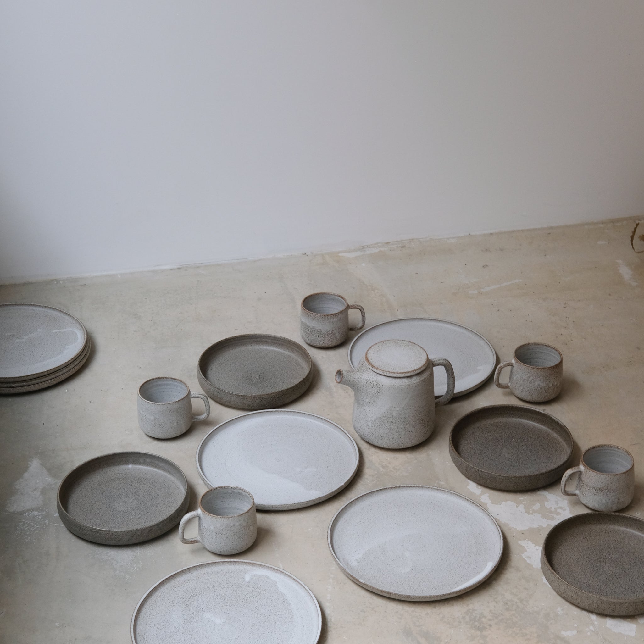 Assiette D24cm blanc moucheté de Laurence Labbé chez Brutal Ceramics