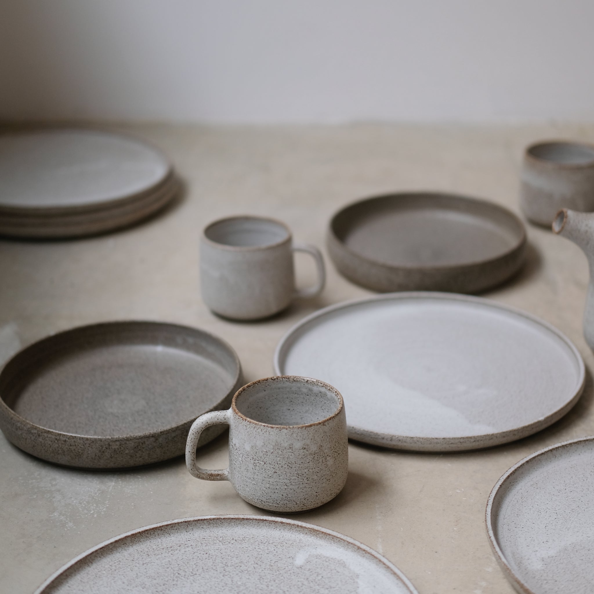 Assiette en grès D 18cm - brun moucheté de Laurence Labbé chez Brutal Ceramics