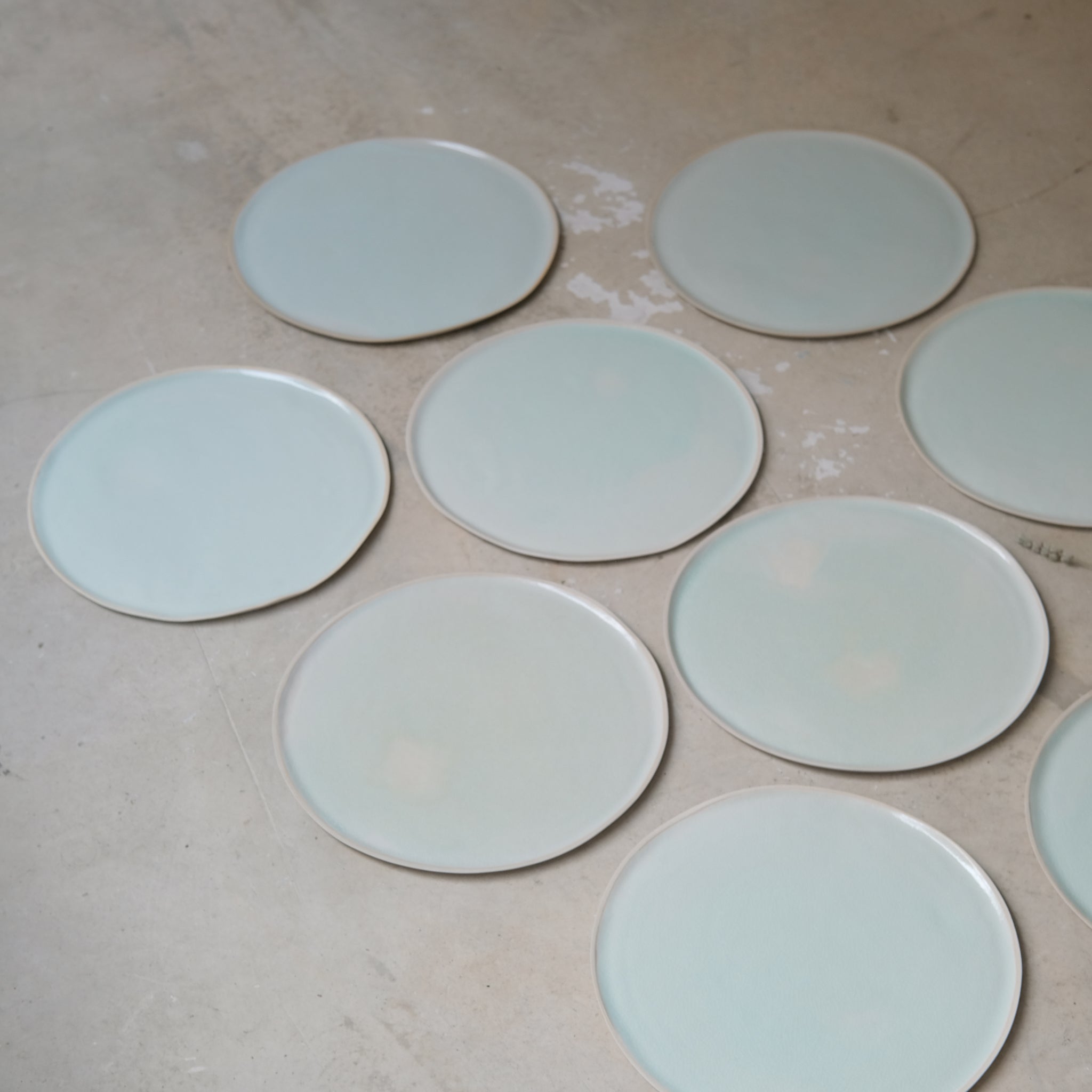 Assiette en grès D 26cm / Vert céladon de Laurette Broll chez Brutal Ceramics