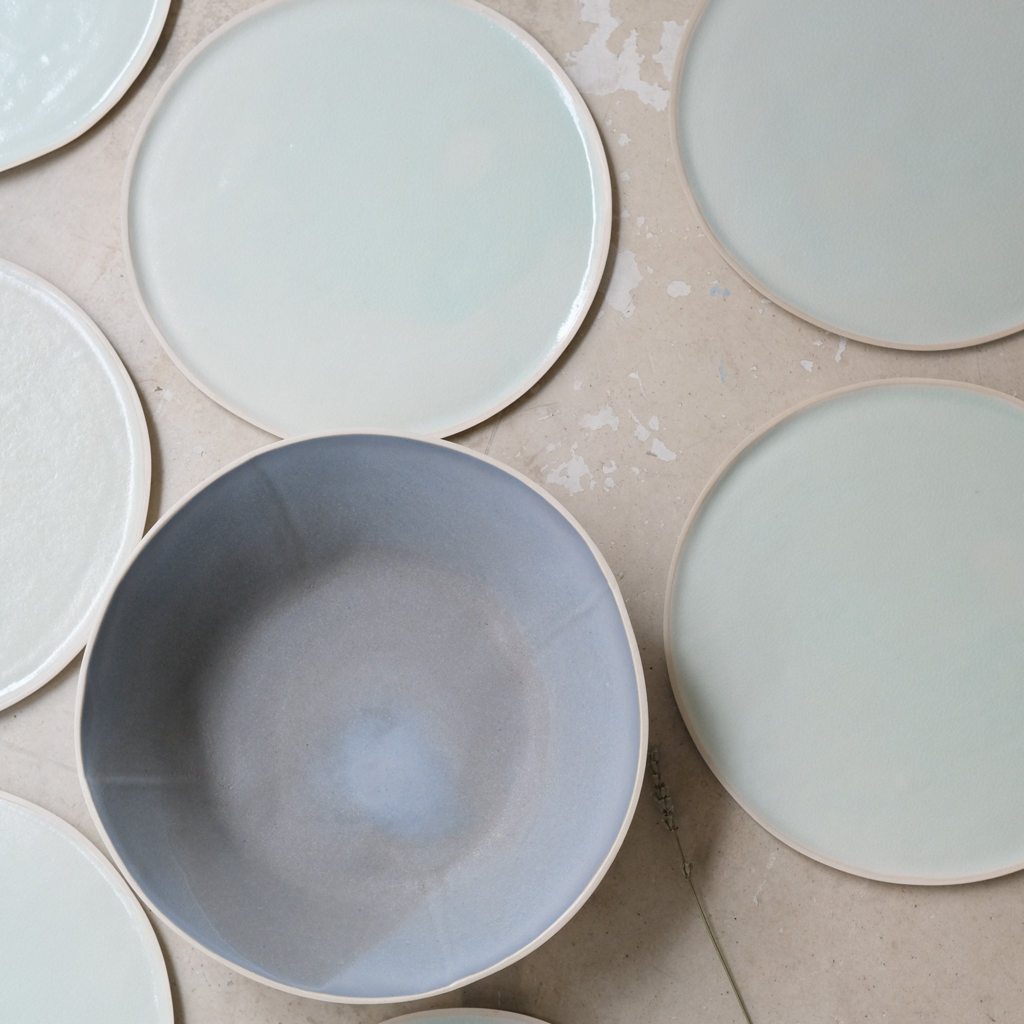 Saladier en grès ciel d'orage Laurette Broll chez Brutal Ceramics