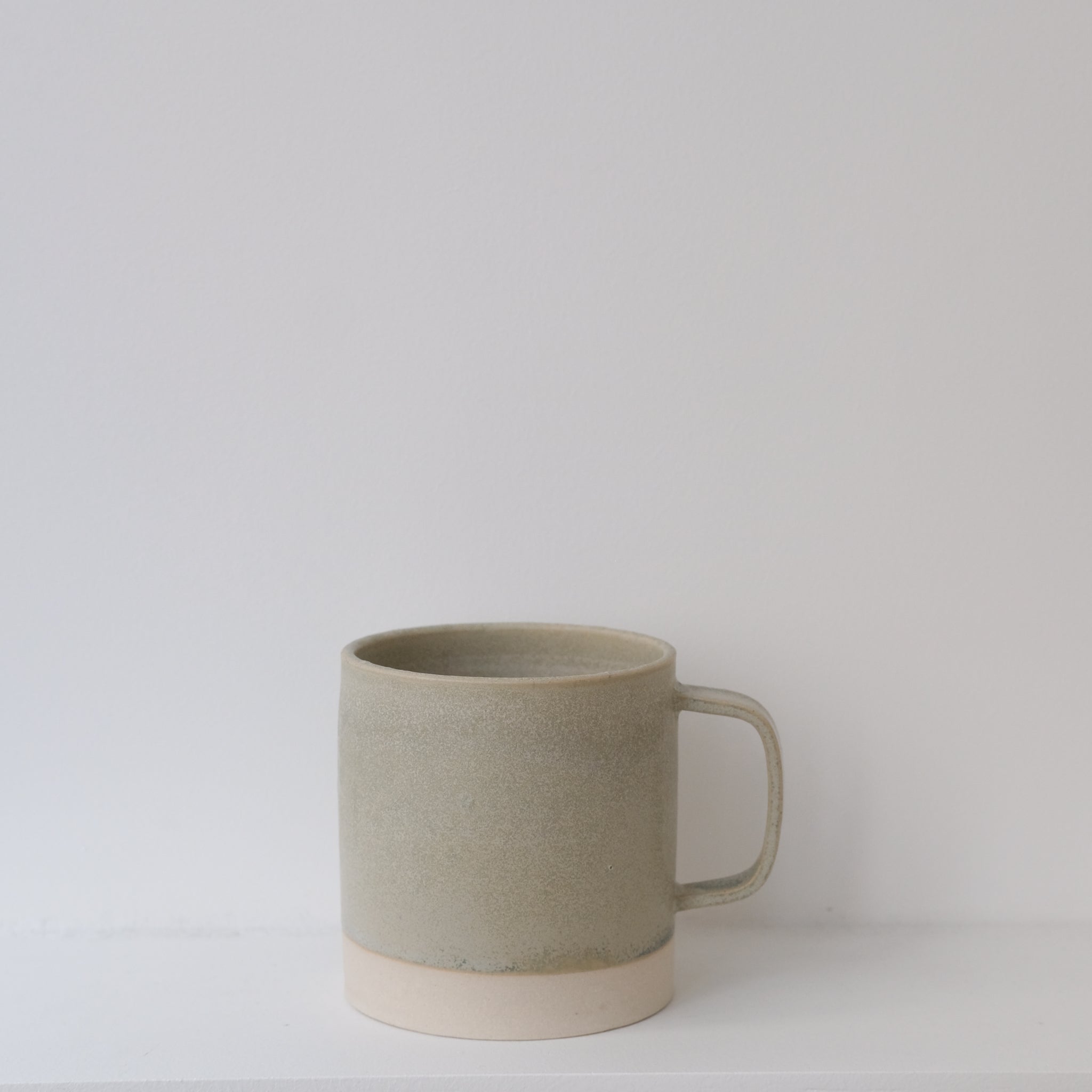Mug en grès gris-vert Laurette Broll chez Brutal Ceramics