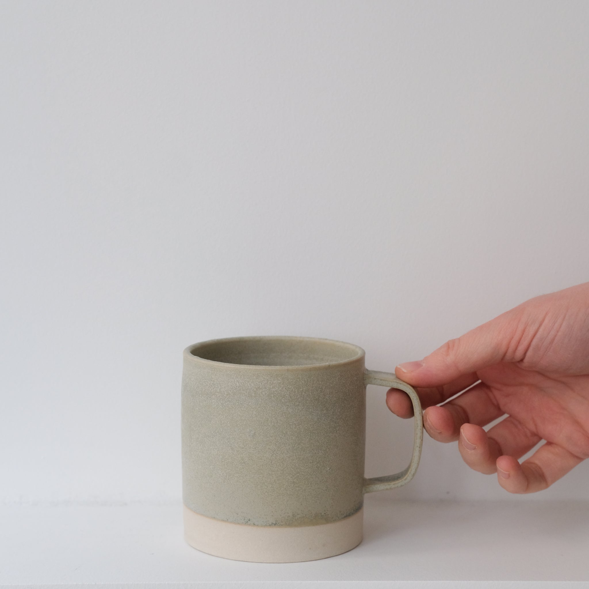Mug en grès gris-vert Laurette Broll chez Brutal Ceramics