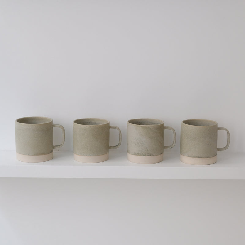 Mug en grès gris-vert Laurette Broll chez Brutal Ceramics