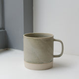Mug en grès gris-vert Laurette Broll chez Brutal Ceramics
