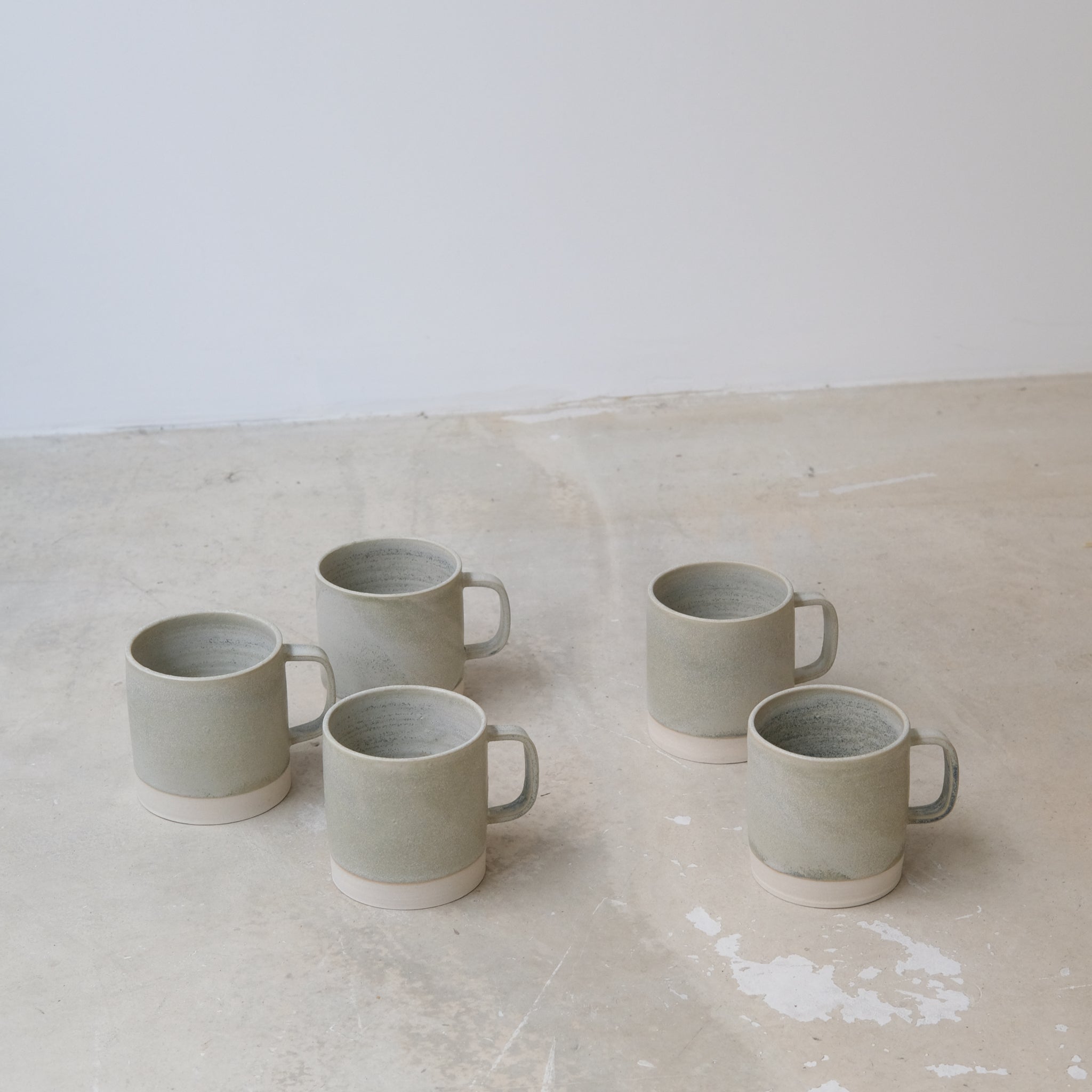 Mug en grès gris-vert Laurette Broll chez Brutal Ceramics