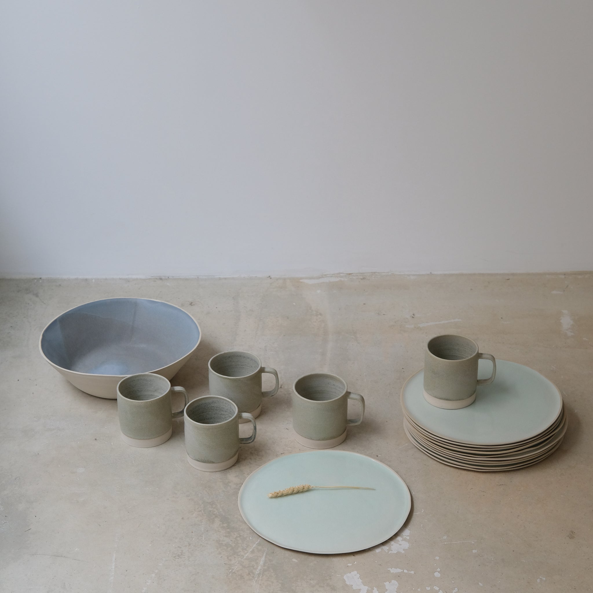 Mug en grès gris-vert Laurette Broll chez Brutal Ceramics