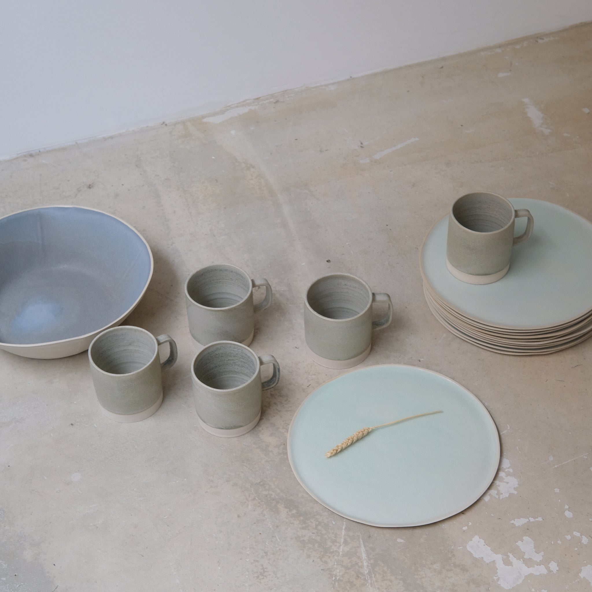 Assiette en grès D 26cm / Vert céladon de Laurette Broll chez Brutal Ceramics