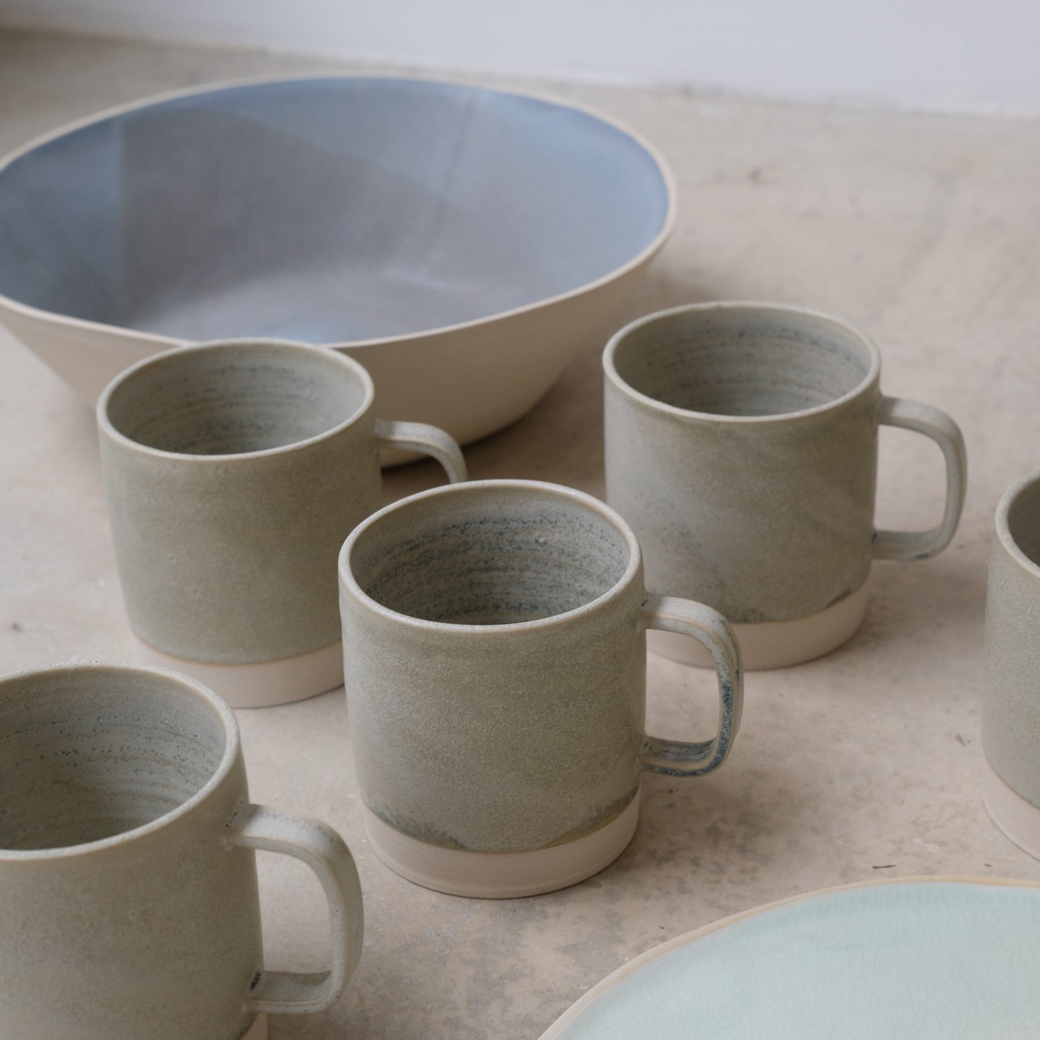 Mug en grès gris-vert Laurette Broll chez Brutal Ceramics