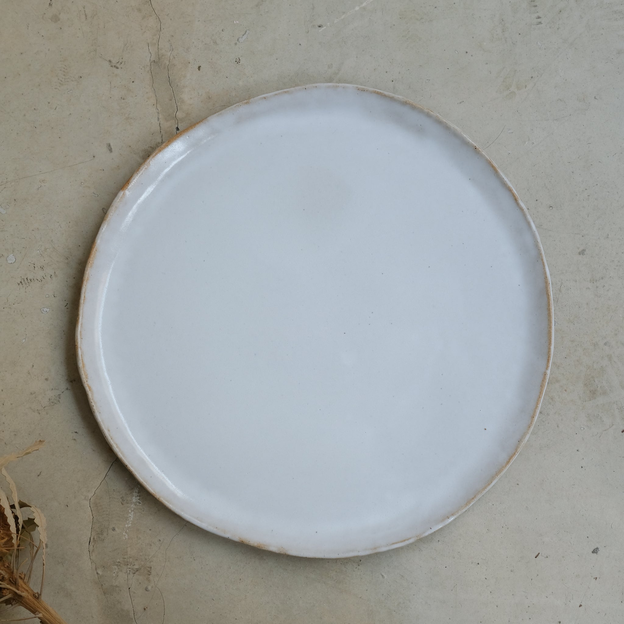 Plateau en grès beige, Blanc brillant de Lola Moreau chez Brutal Ceramics