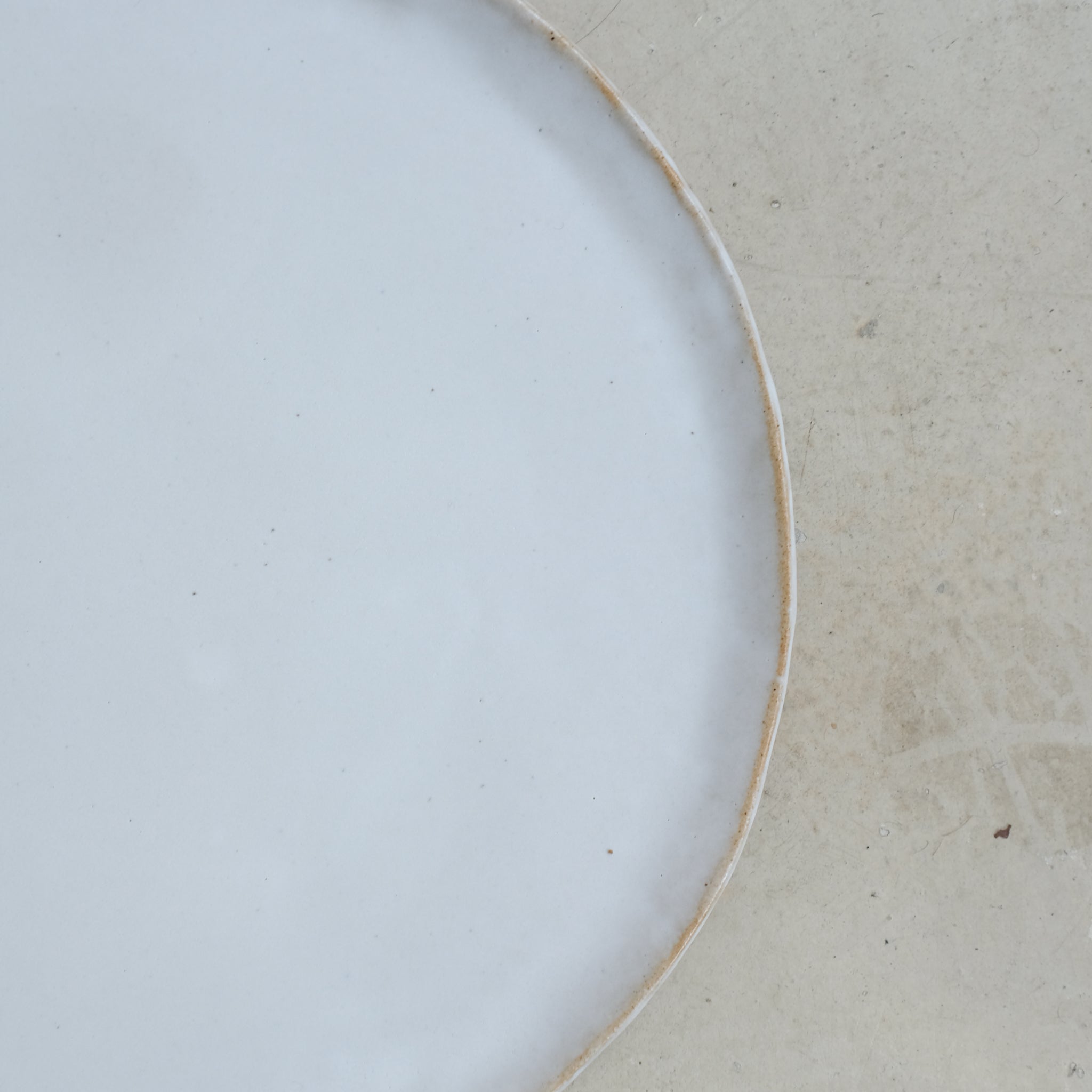 Plateau en grès beige, Blanc brillant de Lola Moreau chez Brutal Ceramics