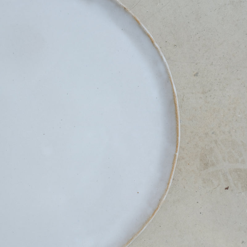 Plateau en grès beige, Blanc brillant de Lola Moreau chez Brutal Ceramics