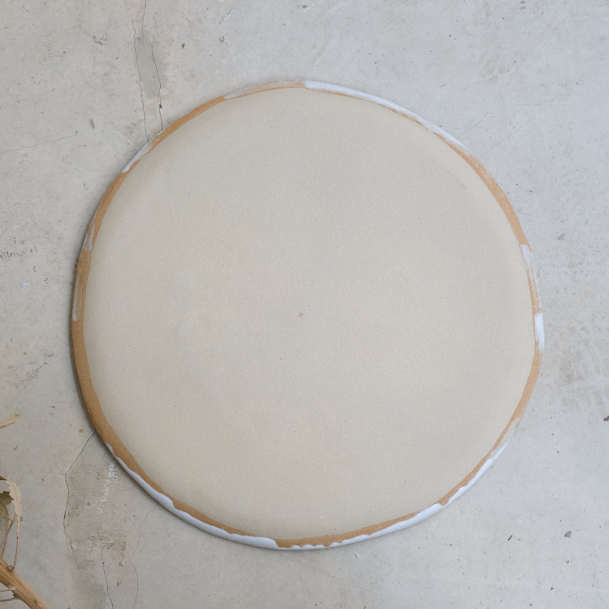 Plateau en grès beige, Blanc brillant de Lola Moreau chez Brutal Ceramics