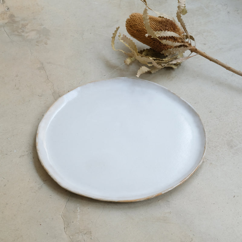 Plateau en grès beige, Blanc brillant de Lola Moreau chez Brutal Ceramics