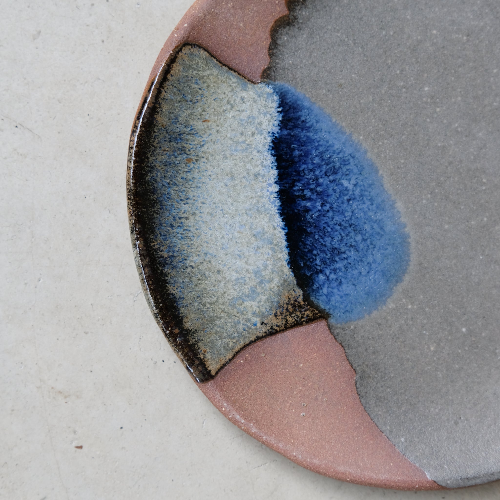 Assiette en grès roux D15 tricolore de Lola Moreau chez Brutal 