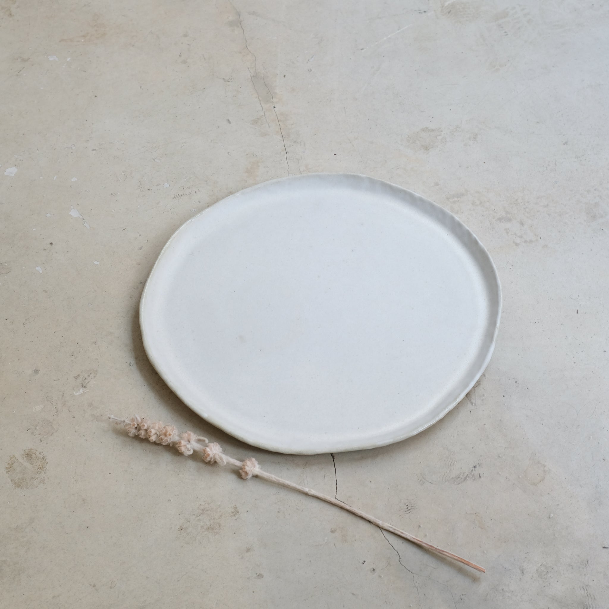 Plateau en grès beige, Blanc mat Plateau en grès beige, Blanc mat de Lola Moreau chez Brutal Ceramics Lola Moreau chez Brutal 