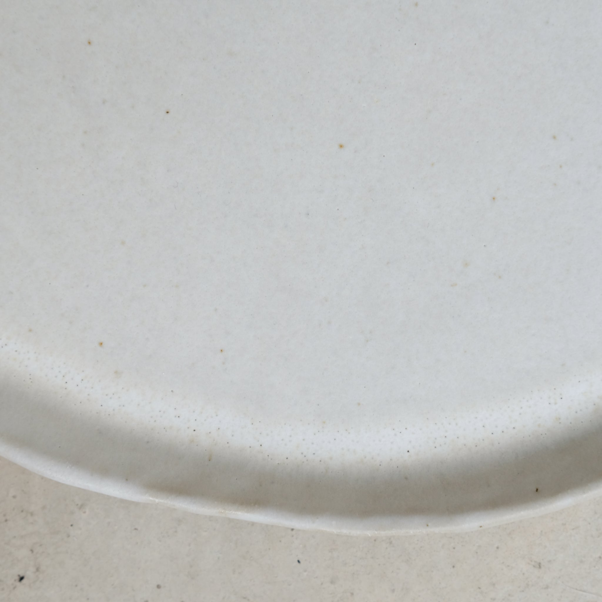 Plateau en grès beige, Blanc mat de Lola Moreau chez Brutal Ceramics