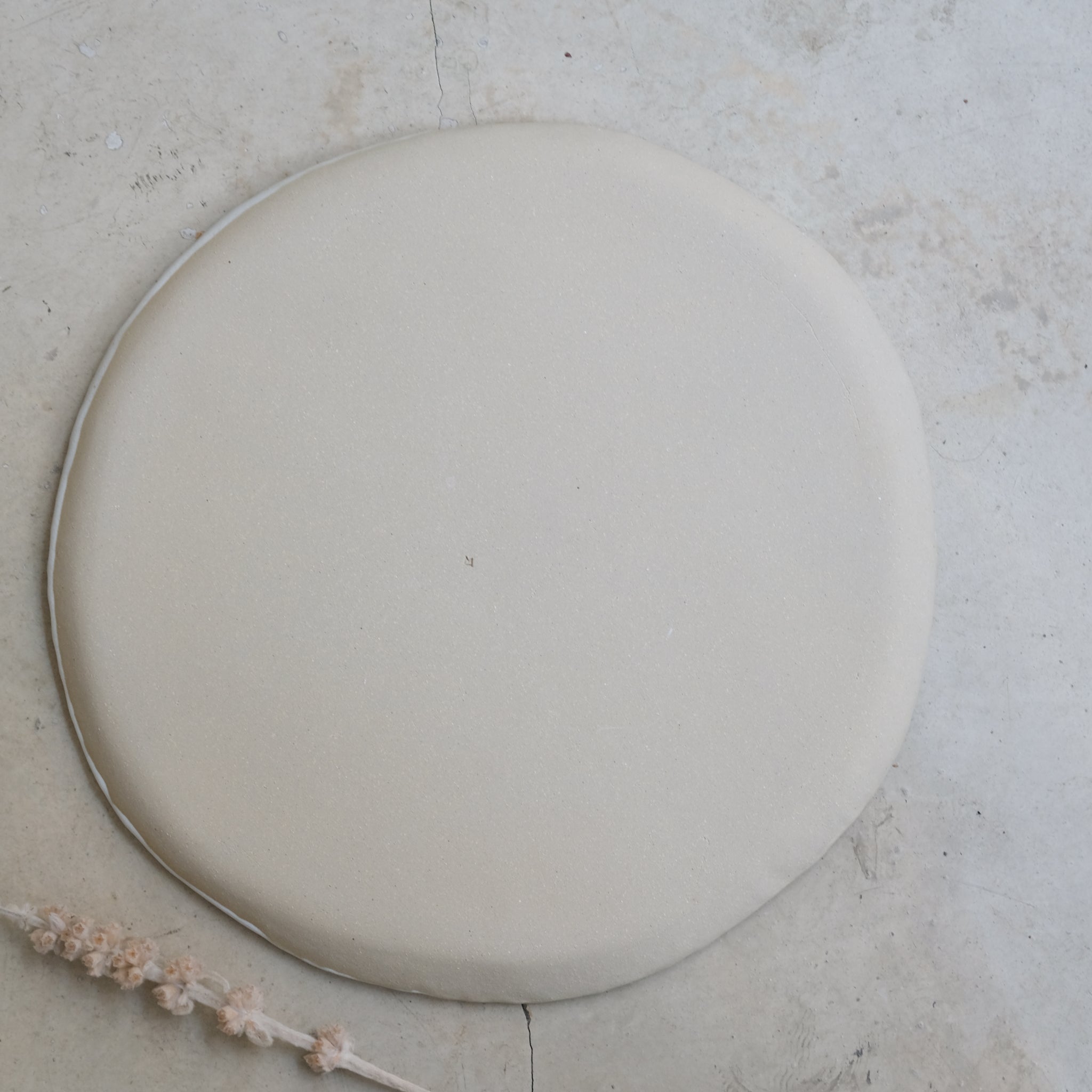 Plateau en grès beige, Blanc mat de Lola Moreau chez Brutal Ceramics