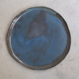 Plateau en grès beige, bleu satiné de Lola Moreau chez Brutal Ceramics