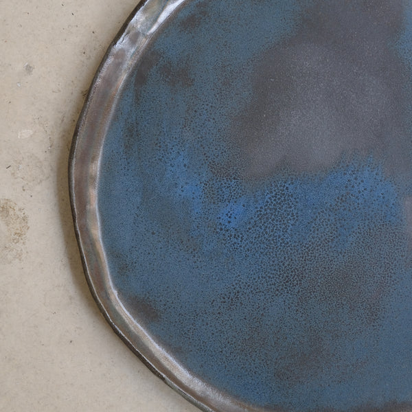 Plateau en grès beige, bleu satiné de Lola Moreau chez Brutal Ceramics