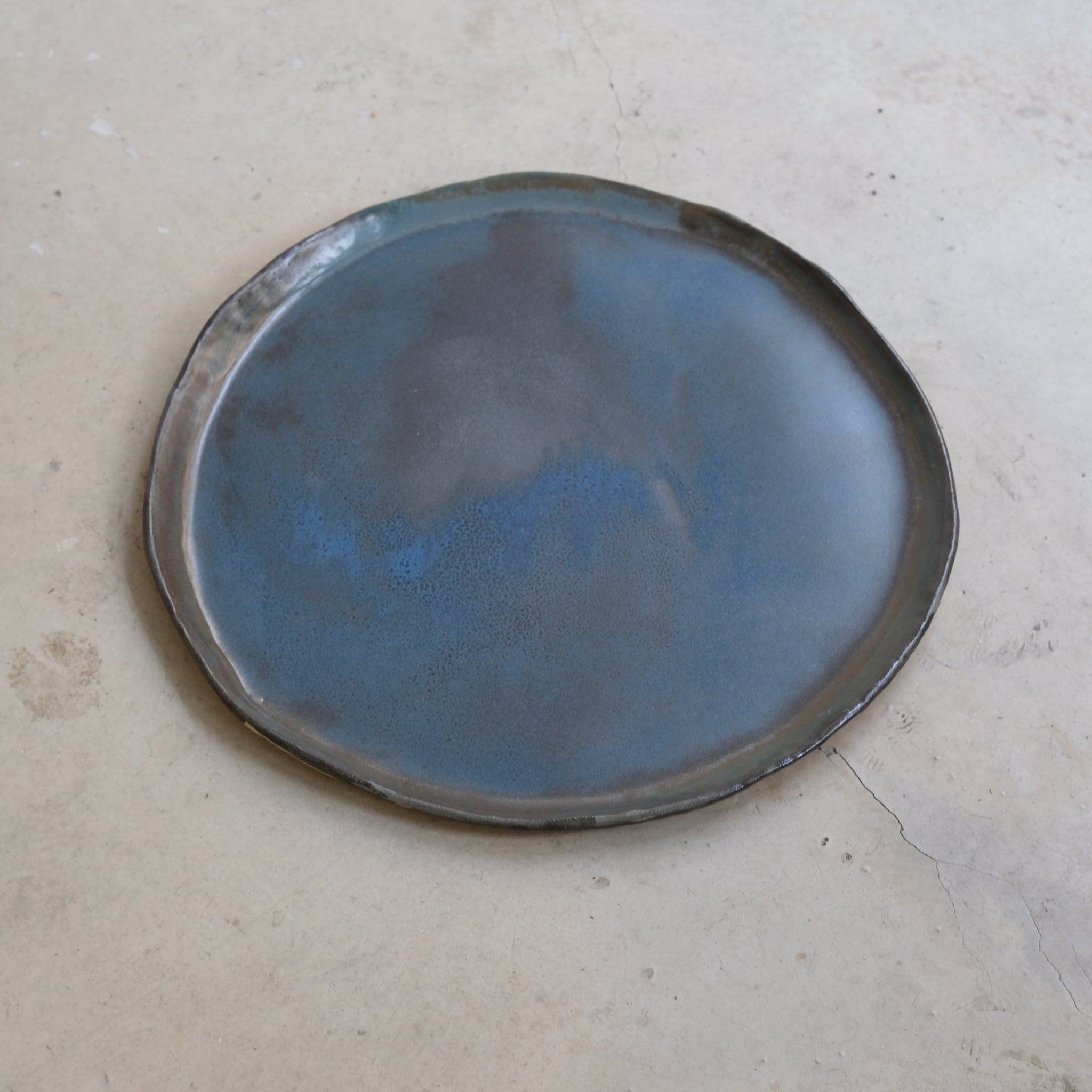 Plateau en grès beige, bleu satiné de Lola Moreau chez Brutal Ceramics