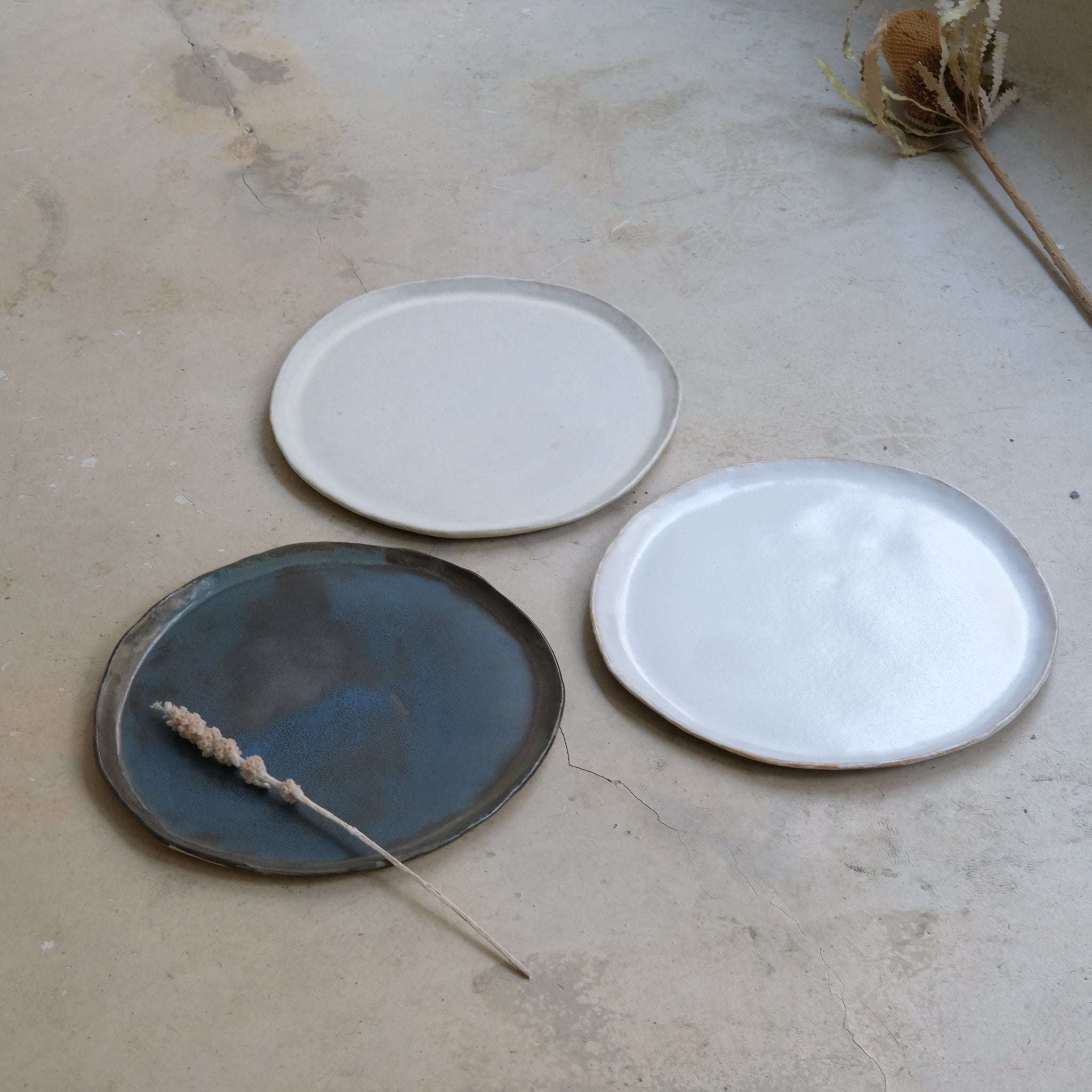 Plateau en grès beige, bleu satiné de Lola Moreau chez Brutal Ceramics