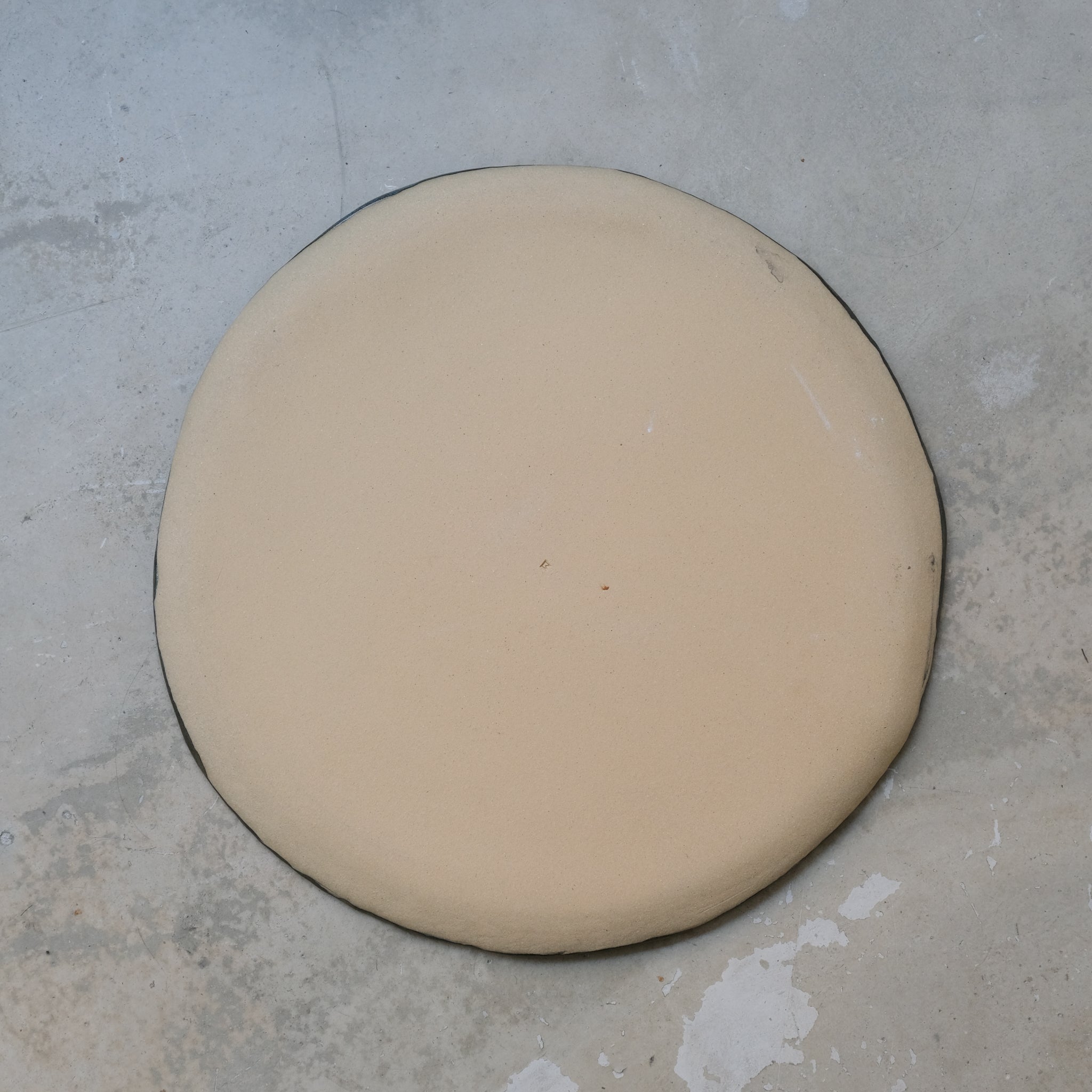 Plateau en grès beige, bleu satiné de Lola Moreau chez Brutal Ceramics