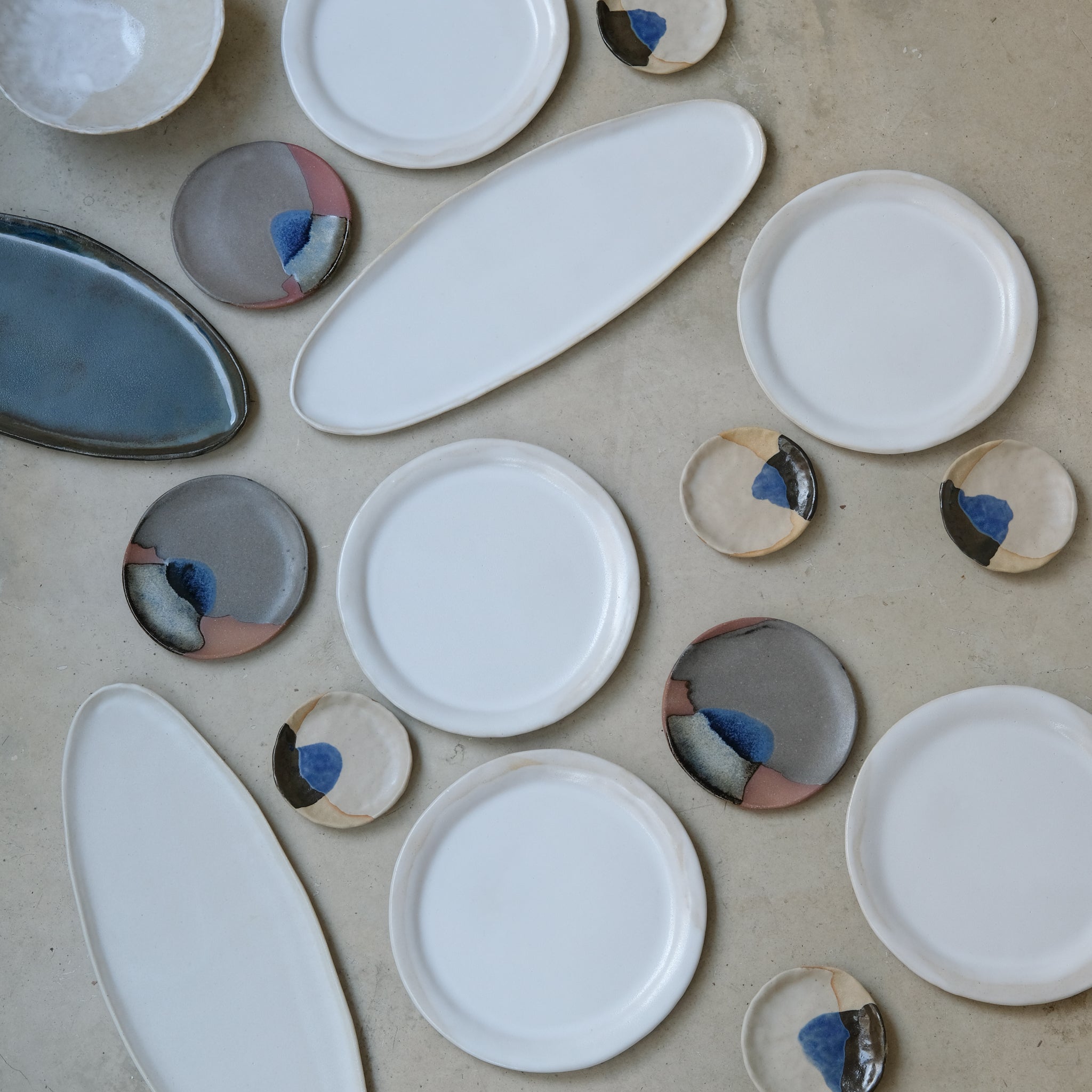 Assiette en grès blanc D24 de Lola Moreau chez Brutal Ceramics