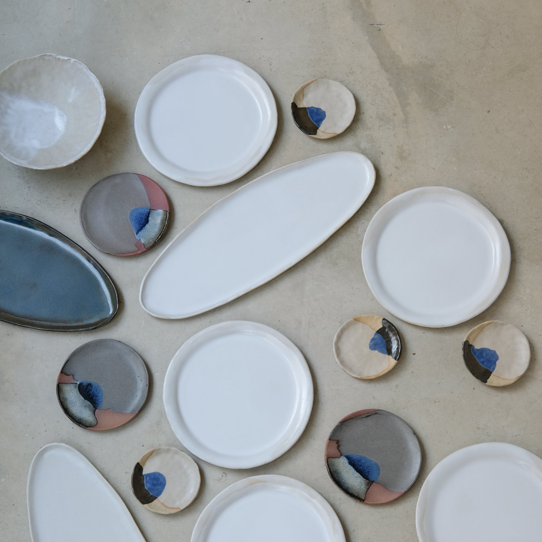 Assiette en grès roux D15 tricolore de Lola Moreau chez Brutal 