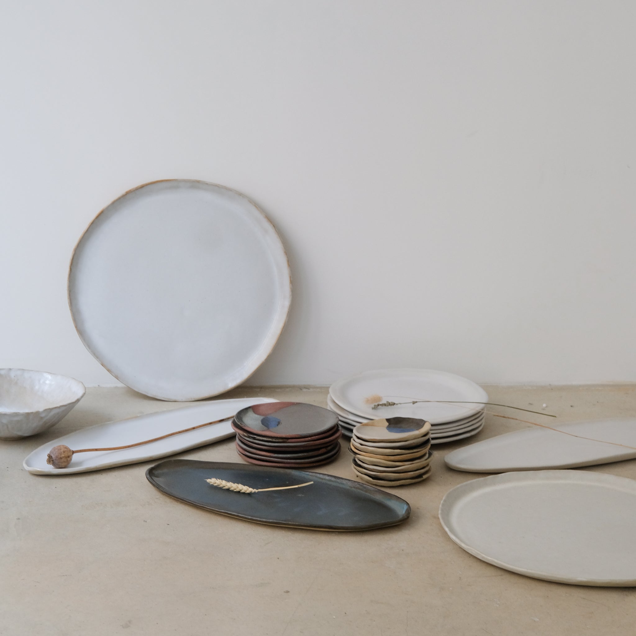 Assiette en grès blanc D24 de Lola Moreau chez Brutal Ceramics