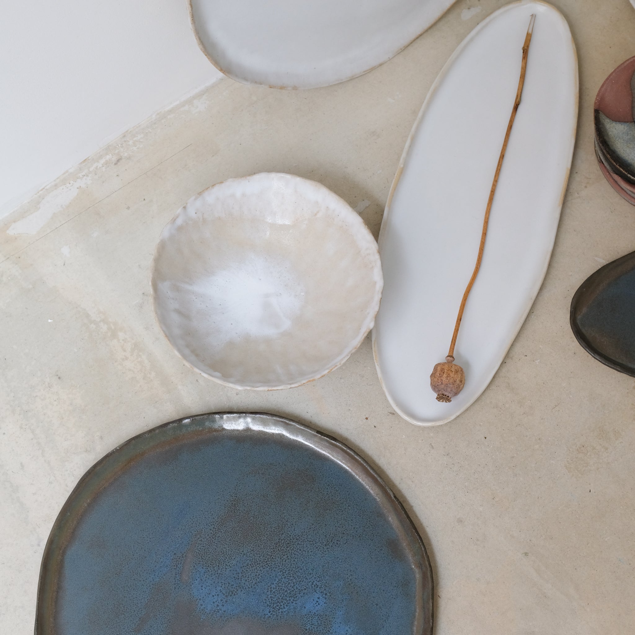 Coupe evasée en grès D 21cm- beige et blanc de Lola Moreau chez Brutal Ceramics