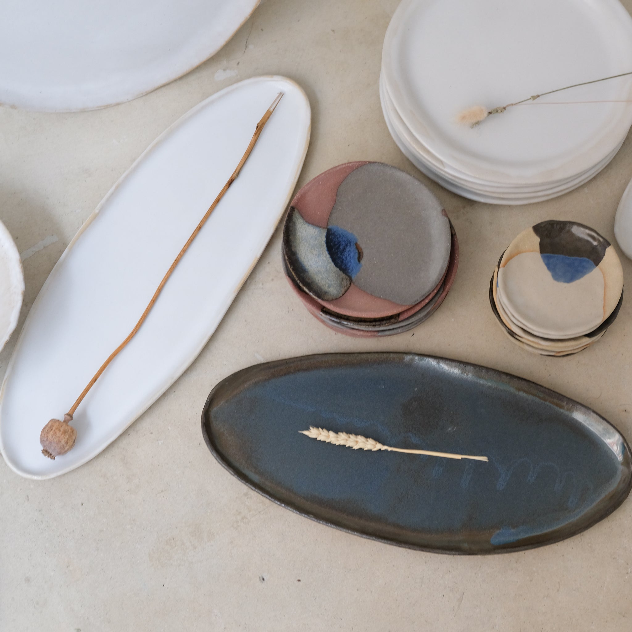 Plateau allongé en grès L 39cm- bleu satiné de Lola Moreau chez Brutal Ceramics