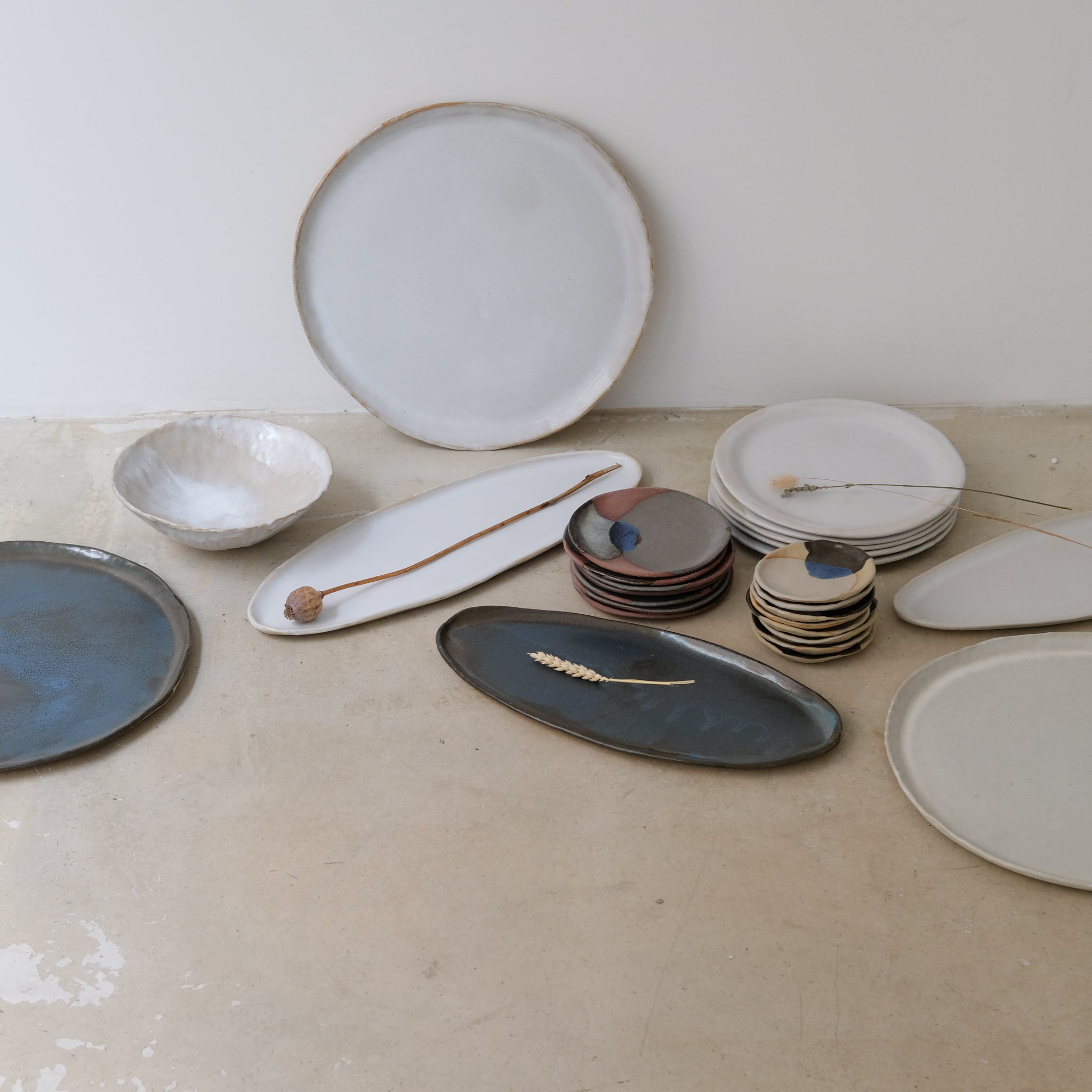 Coupe evasée en grès D 21cm- beige et blanc de Lola Moreau chez Brutal Ceramics
