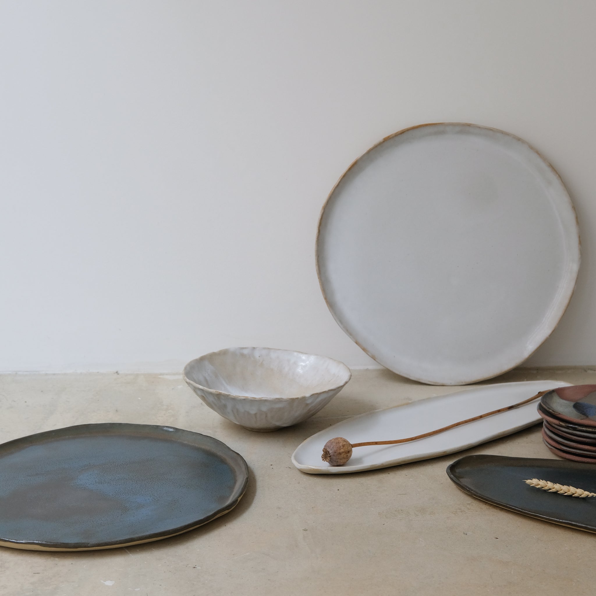 Plateau en grès beige, bleu satiné de Lola Moreau chez Brutal Ceramics