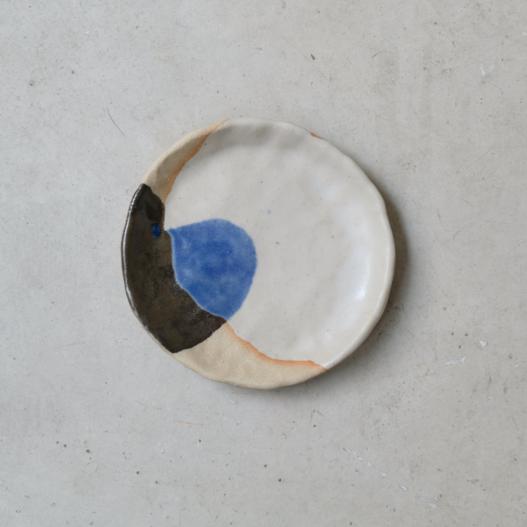 Coupelle en grès D 11cm- Bleu et blanc de Lola Moreau chez Brutal Ceramics
