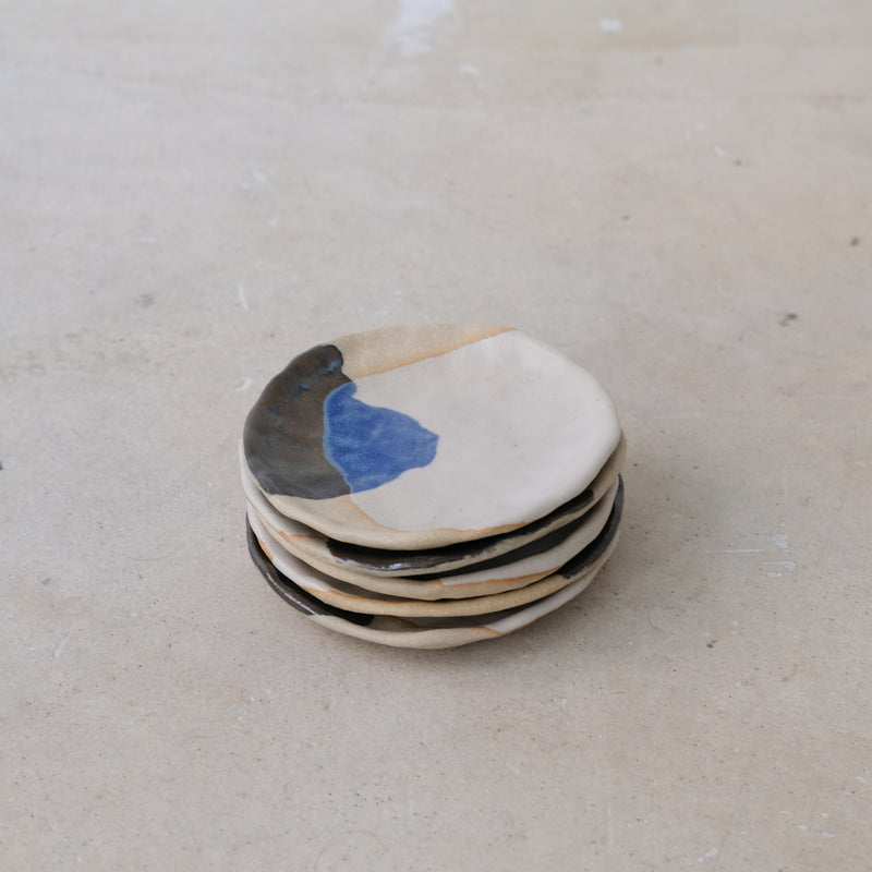 Coupelle en grès D 11cm- Bleu et blanc de Lola Moreau chez Brutal Ceramics