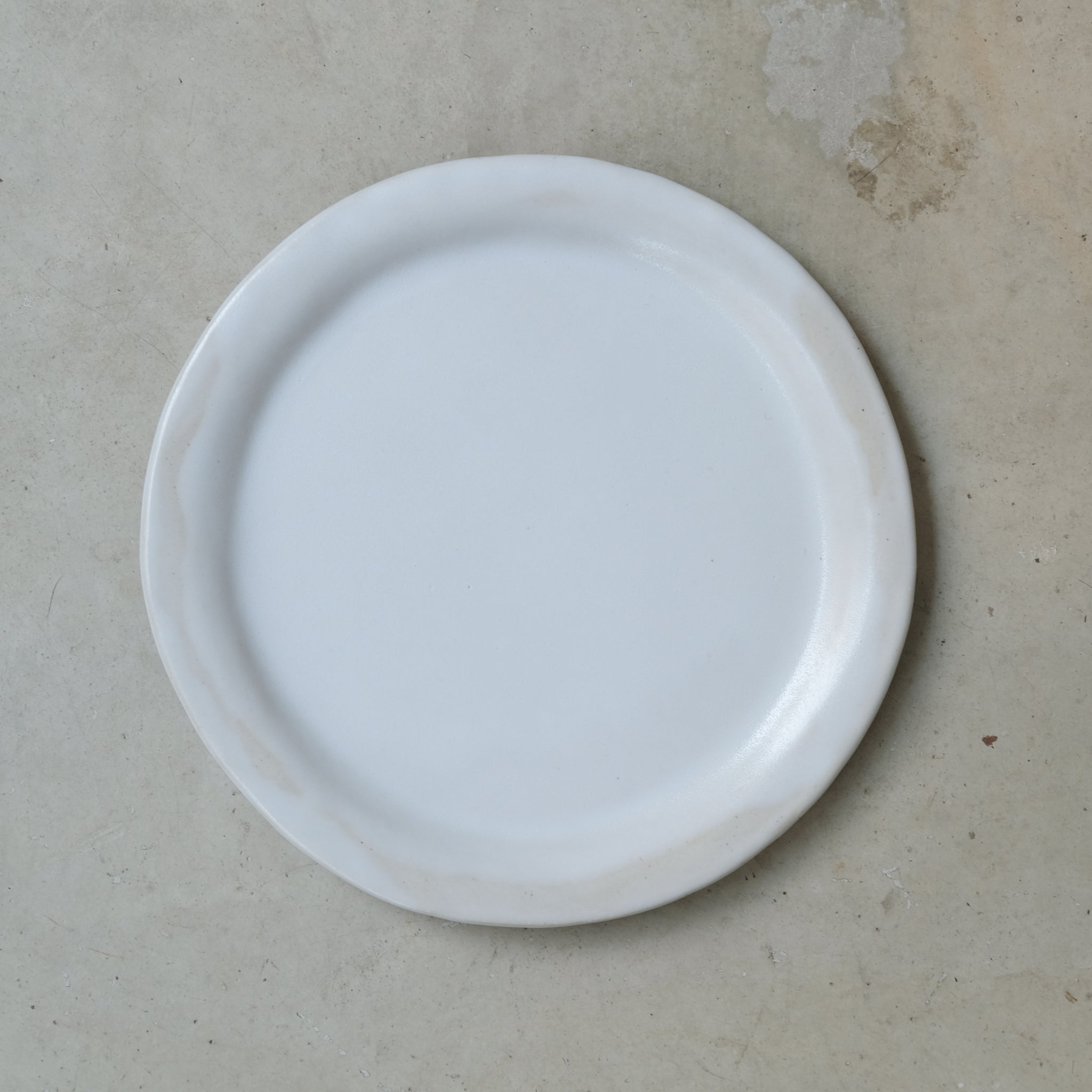 Assiette en grès blanc D24 de Lola Moreau chez Brutal Ceramics