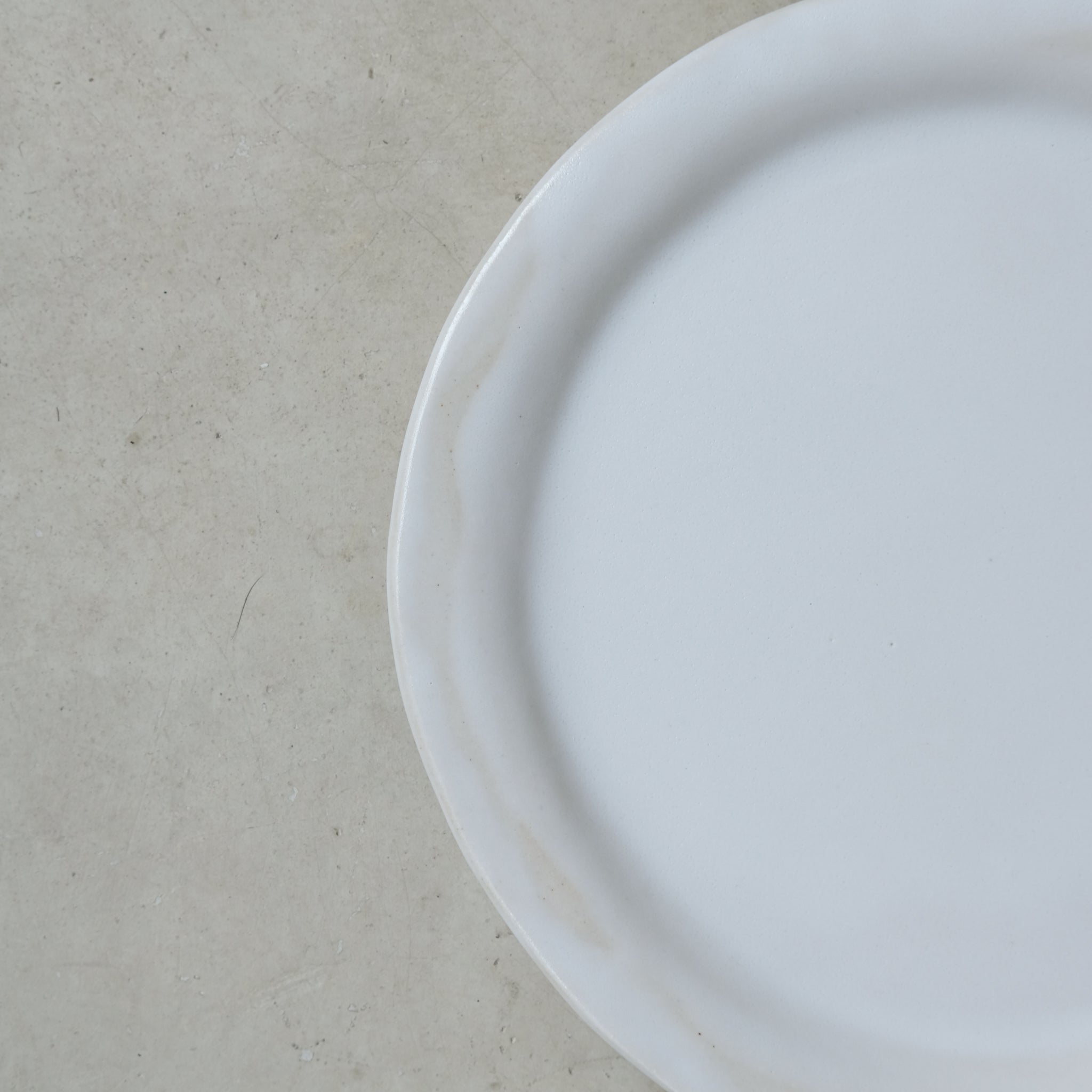 Assiette en grès blanc D24 de Lola Moreau chez Brutal Ceramics